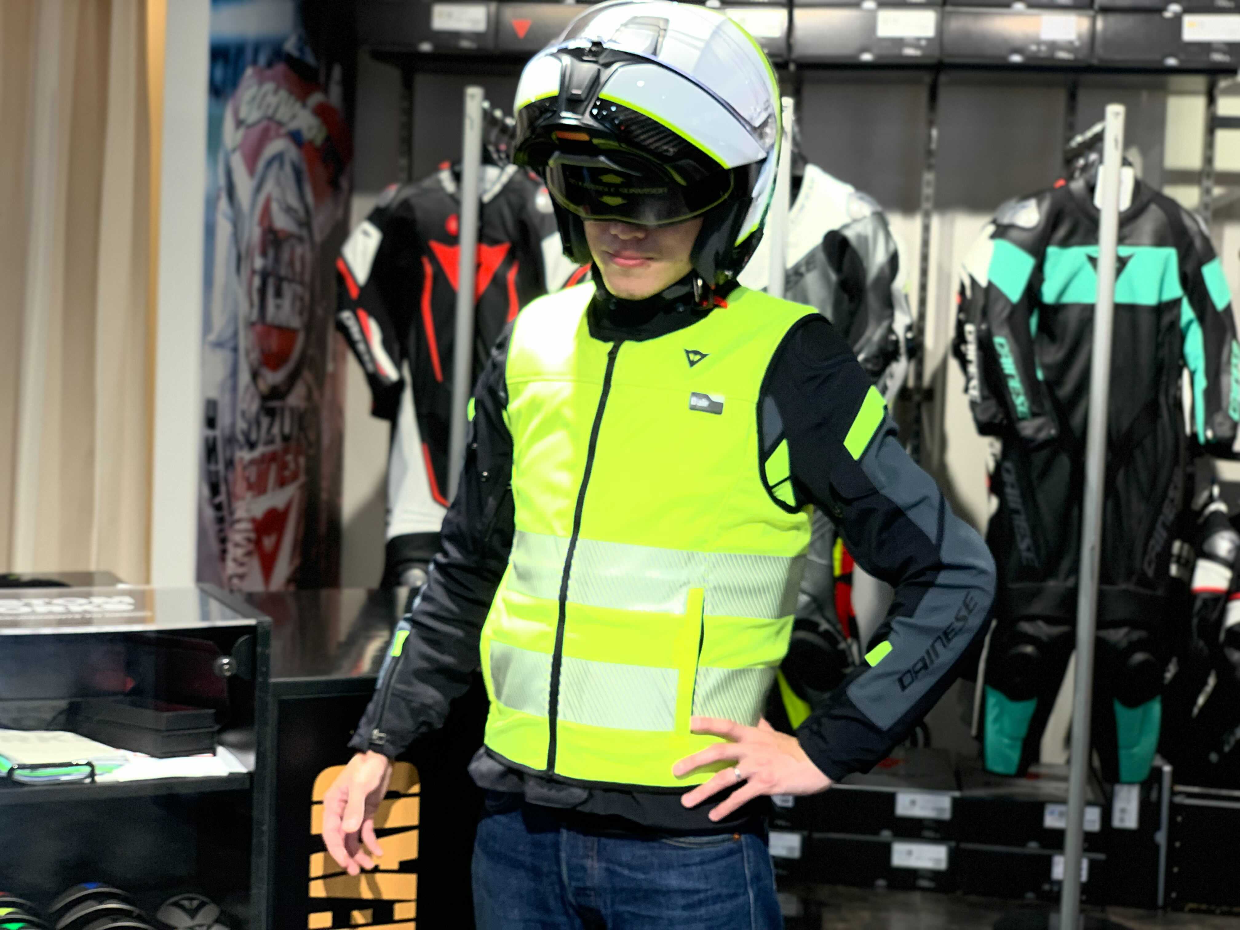 夜間や悪天候に存在感を発揮する”SMART JACKET HI VIS”をご紹介